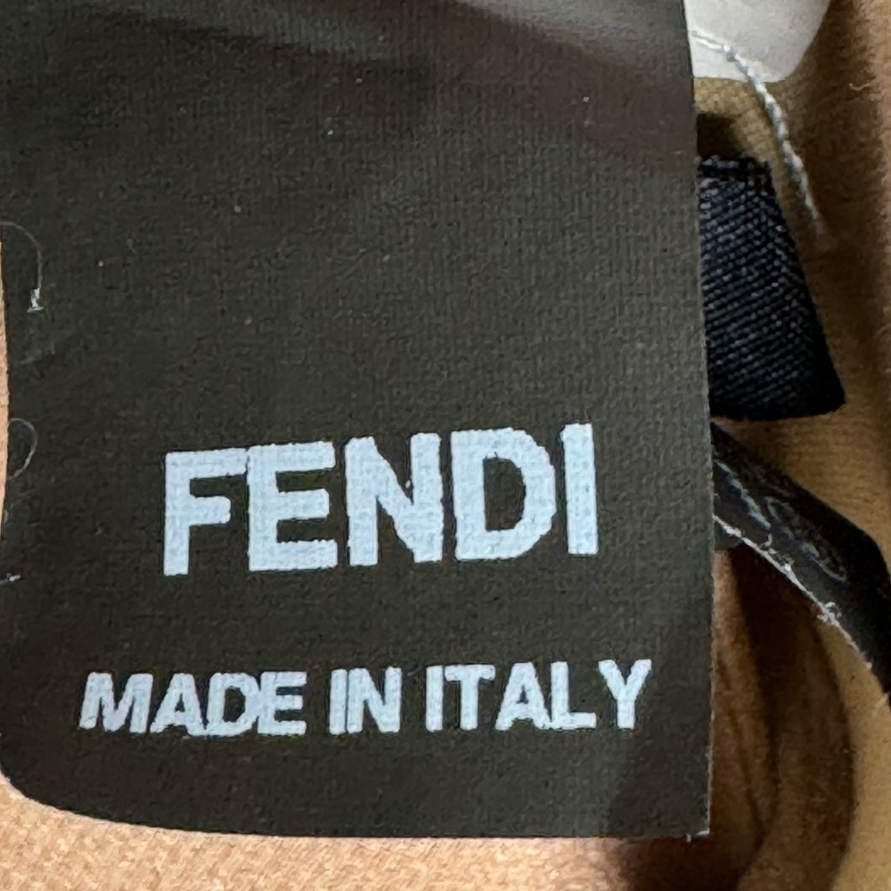 Fendi Women's Trench Coat - Timeless Elegance and Italian Luxury 🌟 - Picture 6 of 8